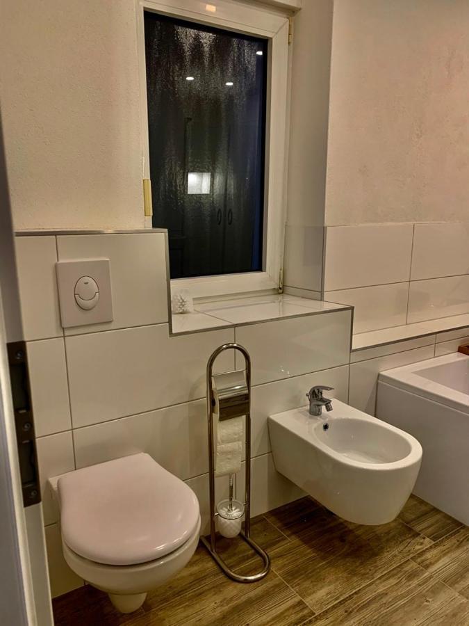 Monteurzimmer Oberlistingen Zweibettzimmer Mit 2 Baedern Breuna Ngoại thất bức ảnh