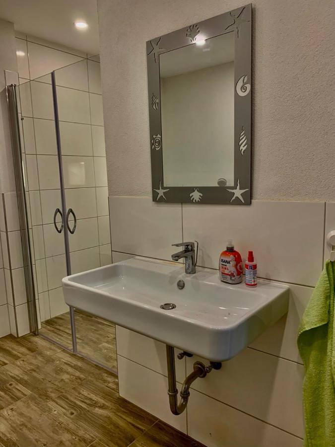 Monteurzimmer Oberlistingen Zweibettzimmer Mit 2 Baedern Breuna Ngoại thất bức ảnh